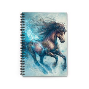 Peut inclure: Cahier à spirales avec une illustration fantastique d'un cheval. Le cheval est représenté en marron et bleu, avec des motifs énergétiques en forme d'éclair. L'œuvre d'art est de style aquarelle et se détache sur un fond bleu clair. Reliure à spirale noire.
