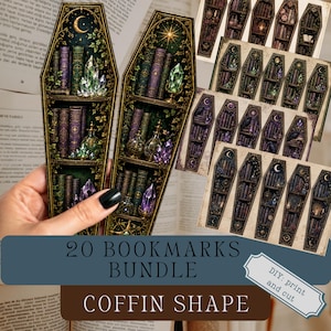 Può includere: Un set di 20 segnalibri a forma di bara con illustrazioni dettagliate di librerie piene di libri antichi, cristalli luminosi, boccette di pozioni in vetro e motivi celesti come lune e stelle in tonalità viola, verde e oro.
