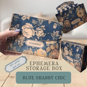 Puede incluir: Caja de almacenamiento de efímeras azul shabby chic con diseño floral. La caja presenta la palabra "Ephemera" en una etiqueta. Se muestran varias vistas de la caja, incluida una sostenida por una mano. También es visible el texto "DIY: print and cut".
