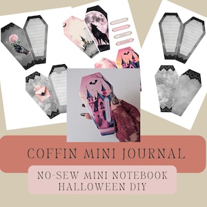 Puede incluir: Una colección de mini diarios y páginas de cuaderno con forma de ataúd con temática de Halloween. Los diarios presentan ilustraciones de un lobo aullando a la luna, un castillo gótico y una mano sosteniendo una rosa. Los diarios están decorados con encaje negro.