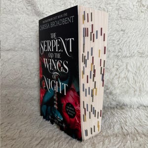 Kommenterade böcker i Nyaxias kronor-serien | Booktok-merchandise | Ormen och nattens vingar | Oraya | Raihn | Romantasy | Carissa Broadbent