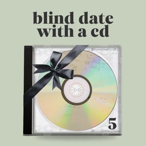 Peut inclure: Un CD dans un boîtier transparent, orné d'un ruban et d'un nœud en satin noir. Le CD a une surface réfléchissante. Le texte "blind date with a cd" est en haut. Le chiffre "5" est en bas à droite.