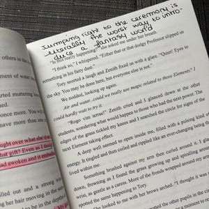 Puede incluir: Libro abierto con texto manuscrito en tinta negra sobre papel blanco. El t&iacute;tulo dice "Jumping right to the ceremony is literally the worst way to introduce a fantasy world." Algunas secciones est&aacute;n resaltadas.