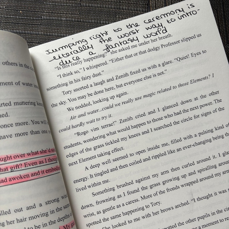 Puede incluir: Libro abierto con texto manuscrito en tinta negra sobre papel blanco. El t&iacute;tulo dice "Jumping right to the ceremony is literally the worst way to introduce a fantasy world." Algunas secciones est&aacute;n resaltadas.