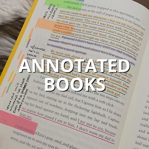 Könnte beinhalten: Offenes Buch mit markiertem Text und Haftnotizen. Der Text ist mit verschiedenen Farben, darunter Gelb, Orange und Rosa, versehen. Die Worte "ANNOTATED BOOKS" sind in fetter, weißer Schrift auf der Seite überlagert. Die Seiten des Buches sind vergilbt.