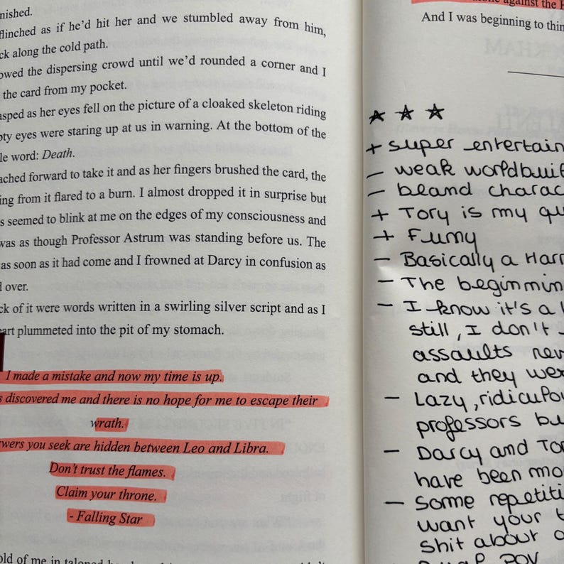 Puede incluir: P&aacute;ginas de un libro abierto con notas manuscritas y texto resaltado. La p&aacute;gina izquierda contiene texto narrativo, mientras que la p&aacute;gina derecha tiene vi&ntilde;etas y valoraciones con estrellas. El texto incluye frases como "Death" y "Falling Star."