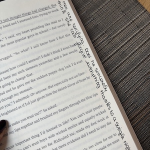 Puede incluir: P&aacute;ginas de un libro abierto con texto impreso y notas manuscritas en tinta negra en el borde derecho. Las notas incluyen frases como "Men are terrifying" y "forgive everything."