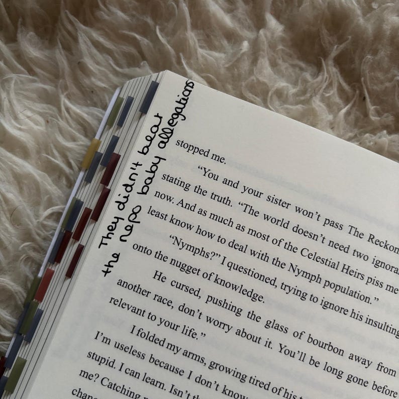 Puede incluir: Libro abierto con texto y marcadores de p&aacute;gina coloridos. El texto incluye las frases "They didn't beat the repo baby allegations." El libro est&aacute; abierto en una p&aacute;gina con texto impreso.