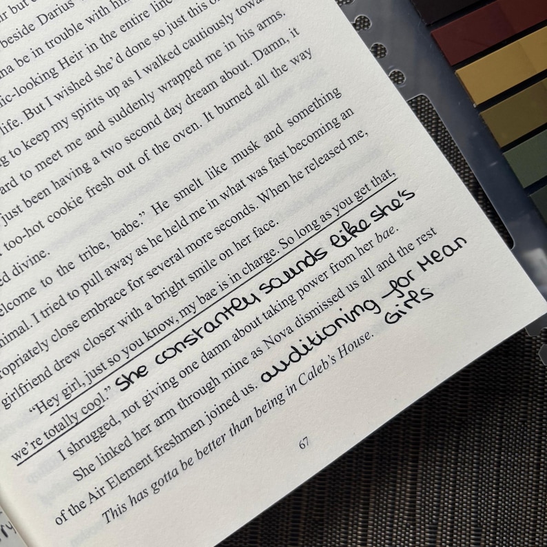 Puede incluir: P&aacute;gina de libro con notas manuscritas. El texto incluye: "Hey girl, just so you know, my bae is in charge. So long as you get that, we're totally cool." y "auditioning for Mean Girls."