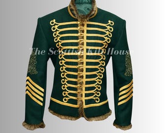 Könnte beinhalten: Dunkelgrüne Jacke mit goldenen Verzierungen und Akzenten, darunter dekorative Schlaufen und Epauletten. Die Jacke hat einen Kunstfellkragen und -bündchen. Der Text "The Scottish Kid House" ist sichtbar.