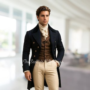 Könnte beinhalten: Ein marineblauer, zweireihiger Mantel mit goldenen Knöpfen, getragen über einer braunen Weste und einem cremefarbenen Hemd. Das Outfit wird durch eine beige Hose ergänzt. Der Text "The Scottish Kill House" ist unten links sichtbar.
