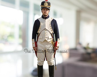 Peut inclure: Un uniforme militaire historique. La veste bleu marine est assortie d'un gilet crème et d'un pantalon blanc. L'uniforme comprend un chapeau noir avec un panache rouge et blanc, des bottes noires et des détails dorés. The Scottish Kilt House est imprimé en bas.