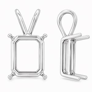Peut inclure: Deux montures de pendentif en argent. L'une est une vue de face, montrant une forme taille émeraude avec quatre petites griffes sphériques. L'autre est une vue de côté, montrant la structure et une boucle pour une chaîne.