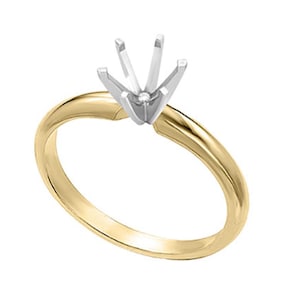 Könnte beinhalten: Ein goldener Verlobungsring mit einer Vier-Zacken-Fassung. Der Ring hat ein poliertes Goldband und eine silberfarbene Fassung, die dazu bestimmt ist, einen Edelstein zu halten. Der Ring ist vor einem weißen Hintergrund platziert.