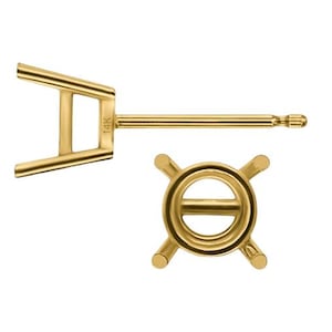 Pode incluir: Dois componentes de brincos dourados, um com pino e engaste, e o outro com engaste de quatro garras. O pino está marcado "14K". Estes componentes são usados na fabricação de joias para criar brincos.