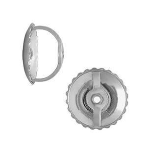 Może przedstawiać: Para srebrnych zapięć do kolczyków. Zapięcia są okrągłe z falistym brzegiem i małym otworem w środku. Zapięcia są przeznaczone do użytku z kolczykami na sztyft.