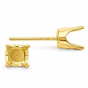 Könnte beinhalten: Ein Paar goldfarbene Ohrstecker mit quadratischer Fassung. Die Ohrringe haben einen Stecker und einen Verschluss und sind mit "14K" gekennzeichnet. Die Fassung ist für einen Edelstein konzipiert. Die Ohrringe werden vor weißem Hintergrund gezeigt.