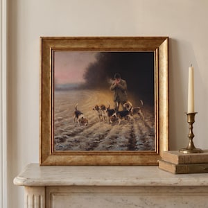 Puede incluir: Un óleo enmarcado que representa a una persona de pie en un campo al atardecer, rodeada de cuatro perros tricolores. La escena muestra un cielo dorado, árboles oscuros y un campo arado. El cuadro está dentro de un marco dorado ancho y adornado.