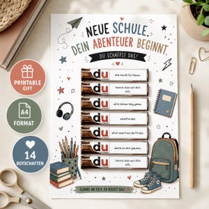 Puede incluir: Un póster imprimible en formato A4 con el texto en alemán NEUE SCHULE. DEIN ABENTEUER BEGINNT. DU SCHAFFST DAS! Incluye ilustraciones de una mochila, zapatillas, libros, lápices y auriculares, junto a seis barras de chocolate con frases motivadoras.