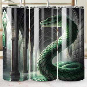 Peut inclure: Un gobelet en acier inoxydable avec un serpent vert enroulé autour d'une arche de pierre. Le serpent est vert avec un ventre vert clair. L'arche est gris foncé avec une texture de pierre gris clair.