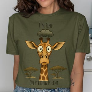 「I'm Fine」キリンTシャツ、不安を描いたユーモアTシャツ、おもしろ動物Tシャツ、オンデマンドプリントTシャツ、グラフィックキリンTシャツ、かわいい漫画Tシャツ