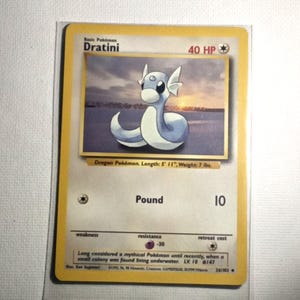 1999 Pokémon Base Set Dratini 26/102 – Peu commun, légèrement joué (LP), édition illimitée