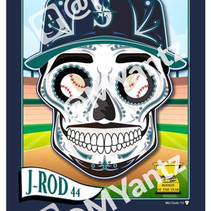 Puede incluir: Una ilustración colorida de un cráneo de jugador de béisbol que lleva una gorra de béisbol de los Seattle Mariners. El cráneo tiene un diseño de calavera de azúcar con pelotas de béisbol para los ojos. El texto "J-ROD 44" y "Rookie of the Year" es visible en la imagen.