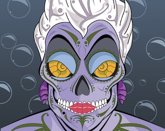 Op de afbeelding: Een paarse en groene schedel met een witte kroon en gele ogen. De schedel is versierd met een schelpenketting en paarse oorbellen. De achtergrond is blauw met witte bubbels.