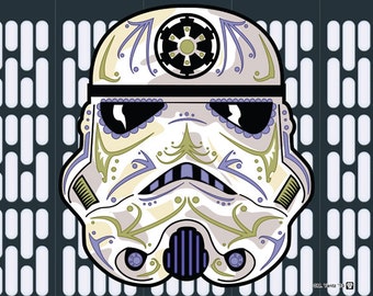 Op de afbeelding: Een witte Stormtrooper-helm met een ontwerp dat is geïnspireerd op de Dag van de Doden. De helm is versierd met ingewikkelde bloemmotieven in tinten paars, groen en geel. De helm heeft een zwart keizerlijk symbool met een geel centrum.