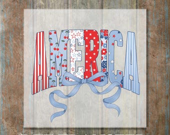 Könnte beinhalten: Ein patriotisches DTF-Transferdesign mit dem Wort "AMERICA" in Rot, Weiß und Blau. Die Buchstaben zeigen Muster aus Kirschen, Sternen und Blumen, mit einem hellblauen Band unten. Der Text "READY TO PRESS" und "DTF TRANSFER" befindet sich oben und unten.