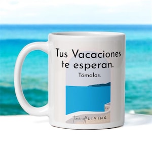 Könnte beinhalten: Weiße Keramik-Tasse mit dem Text "Tus Vacaciones te esperan. Tómala." und einer Grafik eines blauen Meeres und eines Gebäudes. Die Tasse hat einen gebogenen Henkel und die Worte "Time off LIVING" stehen unten.