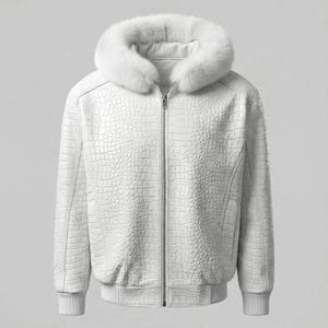 Könnte beinhalten: Eine weiße Jacke mit einer strukturierten Krokodilleder-Optik auf dem gesamten Körper und den Ärmeln. Das Kleidungsstück verfügt über einen durchgehenden silberfarbenen Metallreißverschluss und einen dicken, flauschigen weißen Kunstfellbesatz.