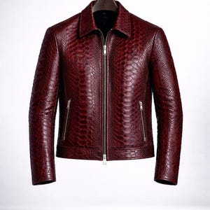 Giacca da motociclista da uomo in vera pelle bovina con stampa pitone bordeaux.