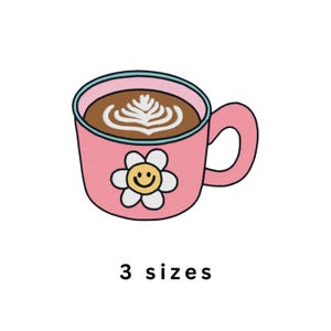 Może przedstawiać: Różowy kubek do kawy z niebieską obwódką i uchwytem, ​​ozdobiony stokrotką z uśmiechniętą twarzą. Kubek zawiera kawę z latte art. Tekst "3 sizes" znajduje się poniżej.