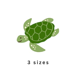Op de afbeelding: Een illustratie van een groene zeeschildpad met een donkergroen schild met een zeshoekig patroon en lichtgroene flippers met witte stippen. De schildpad heeft een klein zwart oog en een eenvoudige gebogen mond. De tekst eronder luidt 3 sizes.