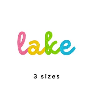 Puede incluir: Un gráfico colorido con la palabra "lake" en una fuente cursiva juguetona. Las letras son rosas, amarillas, verdes y azules. Debajo de la palabra, el texto "3 sizes" se muestra en una fuente negra simple.