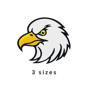 Può includere: Una toppa ricamata raffigurante la testa di un'aquila calva di profilo, resa in bianco con un becco giallo brillante e un occhio giallo penetrante, delineata in nero. Il testo 3 sizes è stampato in nero sotto il grafico della testa d'aquila.