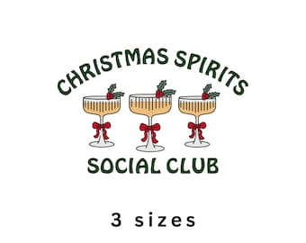 Op de afbeelding: Een grafisch ontwerp met drie coupenglazen gevuld met een gouden vloeistof, elk versierd met een rode strik en een takje hulst. De tekst luidt CHRISTMAS SPIRITS SOCIAL CLUB in donkergroene letters, met de extra tekst 3 sizes eronder.