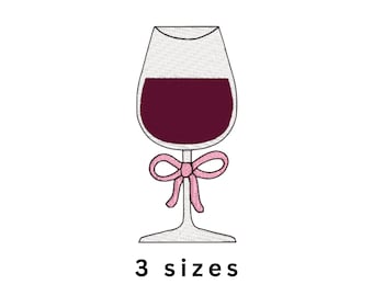 Peut inclure: Un motif de broderie représentant un verre à vin rempli de liquide rouge foncé, avec un nœud rose clair attaché autour de la tige. Le verre a un contour clair et un motif de remplissage blanc. Le texte "3 sizes" est imprimé en noir sous le verre.