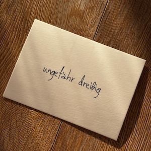 Postkarte "UNGEFÄHR DREIßIG" / Postkarte Sprüche lustig / Geschenk Geburtstag lustig
