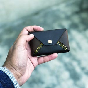 Porta carte compatto in pelle, Chiusura con bottone automatico, Accessori business in pelle, Regalo personalizzato, Iniziali gratuite