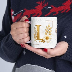 Taza de regalo especial para la letra L: elegante diseño floral con un toque dorado. Regalo personalizado con un toque sentimental. Regalo único y especial.