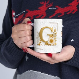 Taza de regalo especial para la letra G: elegante diseño floral con un toque dorado. Regalo personalizado con un toque sentimental. Regalo único y especial.