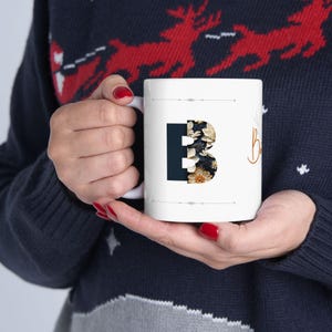 Taza de té con elegante diseño floral y encantadora inicial: regalo de cumpleaños único y perfecto para mamá, hermana, amiga, mujer o maestra (letra B)