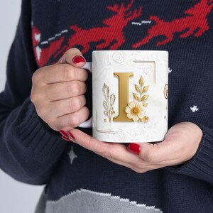 Taza de regalo especial para la letra I: elegante diseño floral con un toque dorado. Regalo personalizado con un toque sentimental. Regalo único y especial.