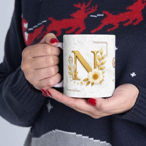 Taza de regalo especial para la letra N: elegante diseño floral con un toque dorado. Regalo personalizado con un toque sentimental. Regalo único y especial.