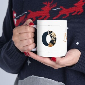 Taza de té con elegante diseño floral inicial: regalo de cumpleaños único y perfecto para mamá, hermana, amiga, mujer o maestra (letra O)