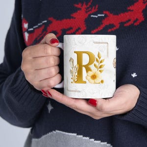 Taza de regalo especial para la letra R: elegante diseño floral con un toque dorado. Regalo personalizado con un toque sentimental. Regalo único y especial.