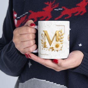 Taza de regalo especial para la letra M: elegante diseño floral con un toque dorado. Regalo personalizado con un toque sentimental. Regalo único y especial.