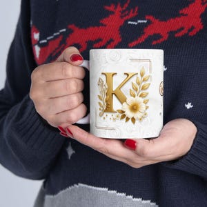Taza de regalo especial para la letra K: elegante diseño floral con un toque dorado. Regalo personalizado con un toque sentimental. Regalo único y especial.